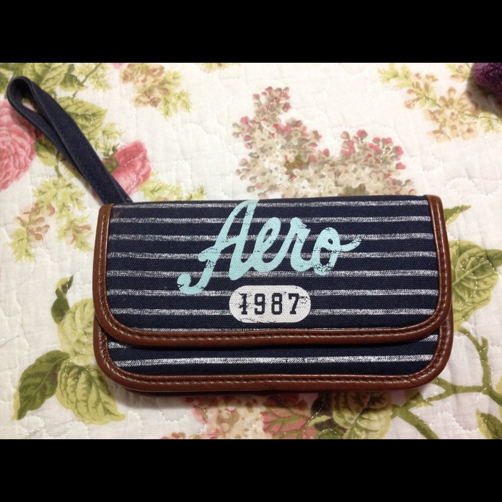 Aero wristlet